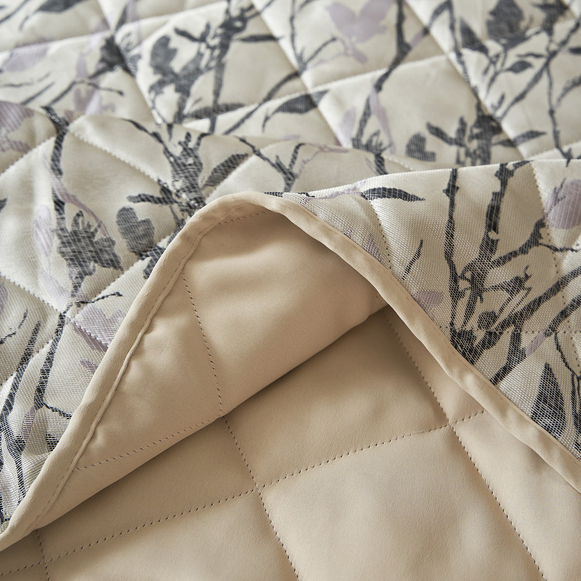 Velosso Luxury Wilder Lilac Jacquard Leaves Trail Quilted Bedspread Set - Image 3